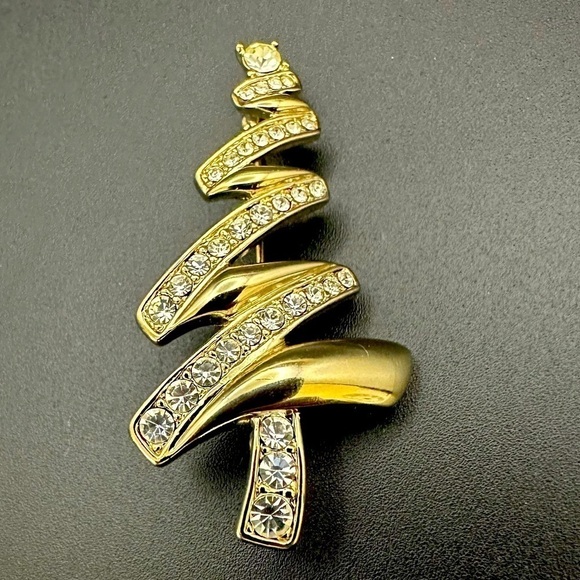 Christmas in July 🎄Vintage Monet Signed Brooch - Gold Toned with Clear Crystals - Picture 2 of 11